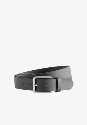 Zwarte leren riem met zilverkleurige rechthoekige metalen gesp, meerdere instelgaten en lus, opgerold op een witte achtergrond.