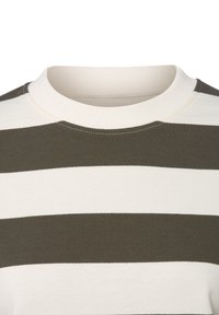 Bluza z okrągłym dekoltem w szerokie poziome pasy w ciemnozielonym i biało-kremowym kolorze, z prążkowanym kołnierzem i widocznym przeszyciem.