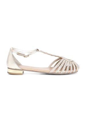 Sandal flat con una finitura metallizzata argento, design open toe, impreziosita da una fascia di perline e un piccolo accento dorato sul tacco.