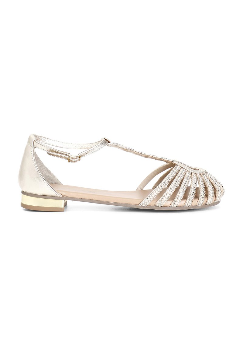 Platte sandaal met een metallic zilveren afwerking, open teen ontwerp, versierd met een gegraveerde band en een kleine gouden accentering op de hak.