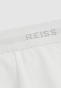 Boxeri din bumbac alb, cu o textură moale, având un brâu elastic gri deschis cu inscripția "REISS" în litere discrete.