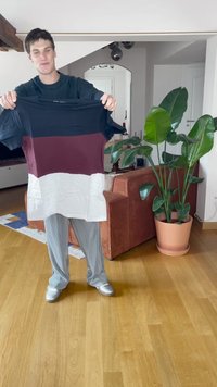 Majica s blokovima boja u mornarsko plavoj, burgundijskoj i bijeloj boji; kratki rukavi, meki pamučni materijal; prikazana od strane osobe unutar zatvorenog prostora.