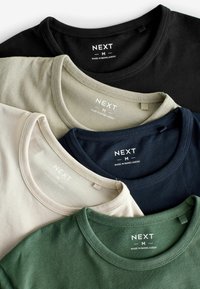 Patru tricouri cu guler rotund stivuite: negru, verde olive, bej și bleumarin. Material din bumbac cu un branding simplu pe guler.
