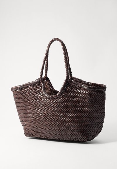 Borsa tote intrecciata marrone con due manici, caratterizzata da un motivo a spina di pesce testurizzato, ampia apertura e costruzione robusta.