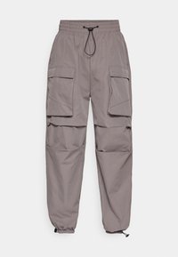 Šedé cargo kalhoty s elastickým pasem na šnůrku, dvěma bočními cargo kapsami a zúženými manžetami. Vyrobené z lehkého materiálu.