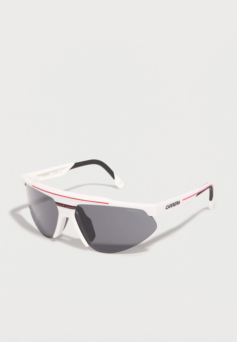 Λευκά αθλητικά γυαλιά ηλίου Carrera με μαύρους φακούς τύπου wraparound και κόκκινες λεπτομέρειες στα μπράτσα του σκελετού.
