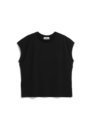 Czarna koszulka z krótkim rękawem, okrągłym dekoltem i małym logo na lewej piersi, ułożona na płasko na białym tle.