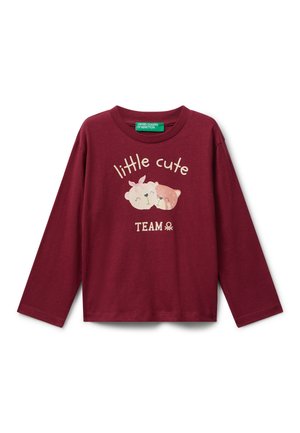 Maglietta a maniche lunghe color bordeaux in cotone, con una grafica che presenta due volti dei cartoni animati e la scritta "little cute TEAM" in crema.