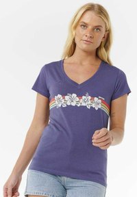 Paarse v-hals t-shirt van een katoenmix, met een bloemenprint van hibiscus en regenboogstrepen over de borst. Korte mouwen.