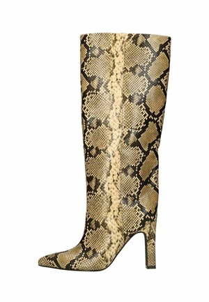Kniehoge stiletto-boot in slangenprint, met een spitse neus en een gladde textuur in tinten van beige en bruin.