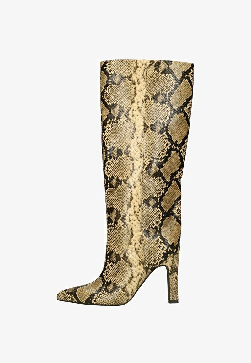 Kniehoge stiletto-boot in slangenprint, met een spitse neus en een gladde textuur in tinten van beige en bruin.