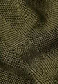 Tissu tricoté texturé, vert olive, avec des côtes verticales, mettant en valeur une apparence douce et tissée ainsi que des variations subtiles dans l'épaisseur du fil.