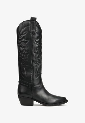 Wysoki, czarny skórzany kowbojski but z misternie tłoczonymi wzorami, spiczastym noskiem i piętą na wysokim obcasie. Zawiera pętlę do łatwego zakładania.