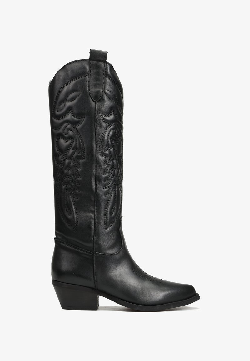 Wysoki, czarny skórzany kowbojski but z misternie tłoczonymi wzorami, spiczastym noskiem i piętą na wysokim obcasie. Zawiera pętlę do łatwego zakładania.