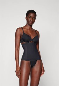 Sutiã de renda preta e calções modeladores de cintura alta; tecido liso com painéis estruturados; apresenta alças finas ajustáveis e acabamento delicado em renda.