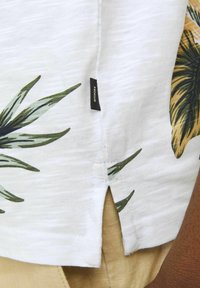 Jack & Jones PREMIUM ALL OVER RUNDHALS - T-shirt med print - white