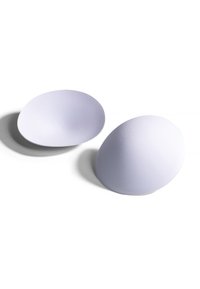 Niewybrane, białe wkładki na biust