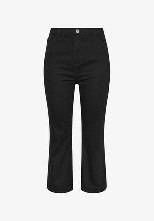 Czarne, wysokowydajne, krótkie jeansy z przodu na guziki i zamek błyskawiczny oraz dwie przednie kieszenie, prezentowane na białym tle.