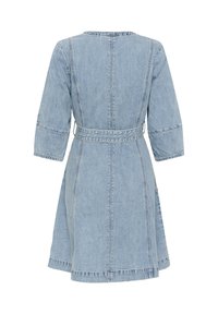 Robe en denim bleu clair avec manches trois-quarts et ceinture assortie, présentée de dos sur fond blanc.