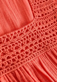 Next SQUARE NECK CROCHET FLUTTER SLEEVE TALL - REGULAR FIT - Denní šaty - coral pink