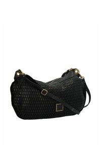 Borsa nera con un motivo intrecciato, dotata di chiusura con zip, hardware dorato e una decorazione di borchie su un lato. Include una tracolla regolabile.