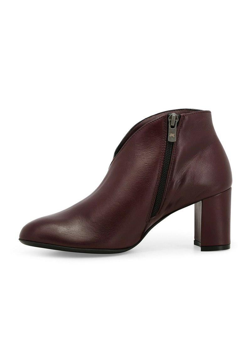 Stivaletto in pelle bordeaux con punta affusolata, chiusura laterale con zip e tacco spesso, texture liscia e design minimalista.