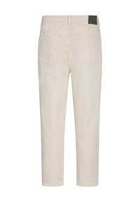 Pantaloni bej cu picioare drepte, cu buzunare pe spate și un etichetă de marcă neagră pe talie, pe un fundal alb.