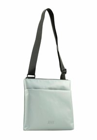 Hellgraue, glänzende Crossbody-Tasche aus synthetischem Material, mit einer Vordertasche und einem schwarzen, verstellbaren Tragegurt. Reißverschlussöffnung oben.