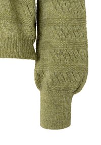 Strickärmel eines grünen Pullovers mit strukturiertem Muster, ribbeligem Bündchen und einem weichen, flauschigen Erscheinungsbild. Gerundete Schulternahtdetails sind sichtbar.