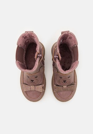 Bottes marron pour enfants avec des visages d'ours et des nœuds scintillants à l'avant, doublure en peluche et fermetures éclair latérales, vues de dessus.