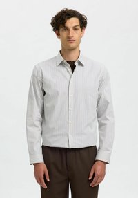 Gestreepte button-up shirt in lichtgrijs en wit. Heeft een kraag, lange mouwen en standaard manchetten. Glad stof met een subtiele glans.