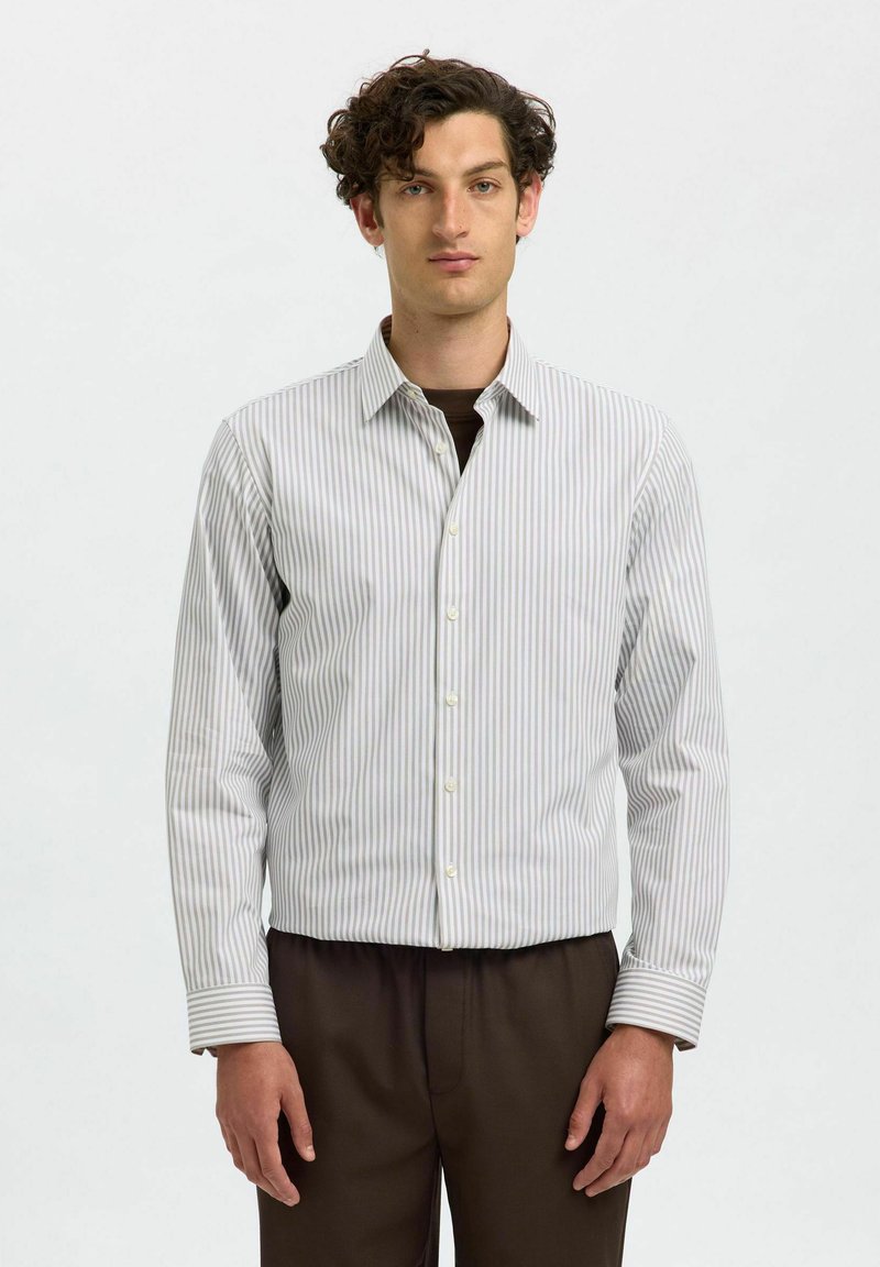 Gestreepte button-up shirt in lichtgrijs en wit. Heeft een kraag, lange mouwen en standaard manchetten. Glad stof met een subtiele glans.