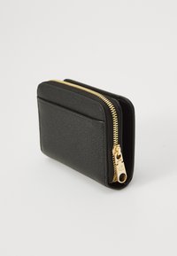 Portefeuille en cuir noir avec une finition texturée, doté d'une fermeture éclair dorée et d'un emplacement pour carte à l'avant. Design compact et rectangulaire.
