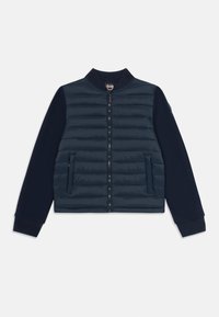Mörkblå jacka med kviltad framsida, dragkedjestängning, ribbad krage och ärmslut, samt släta långa ärmar.