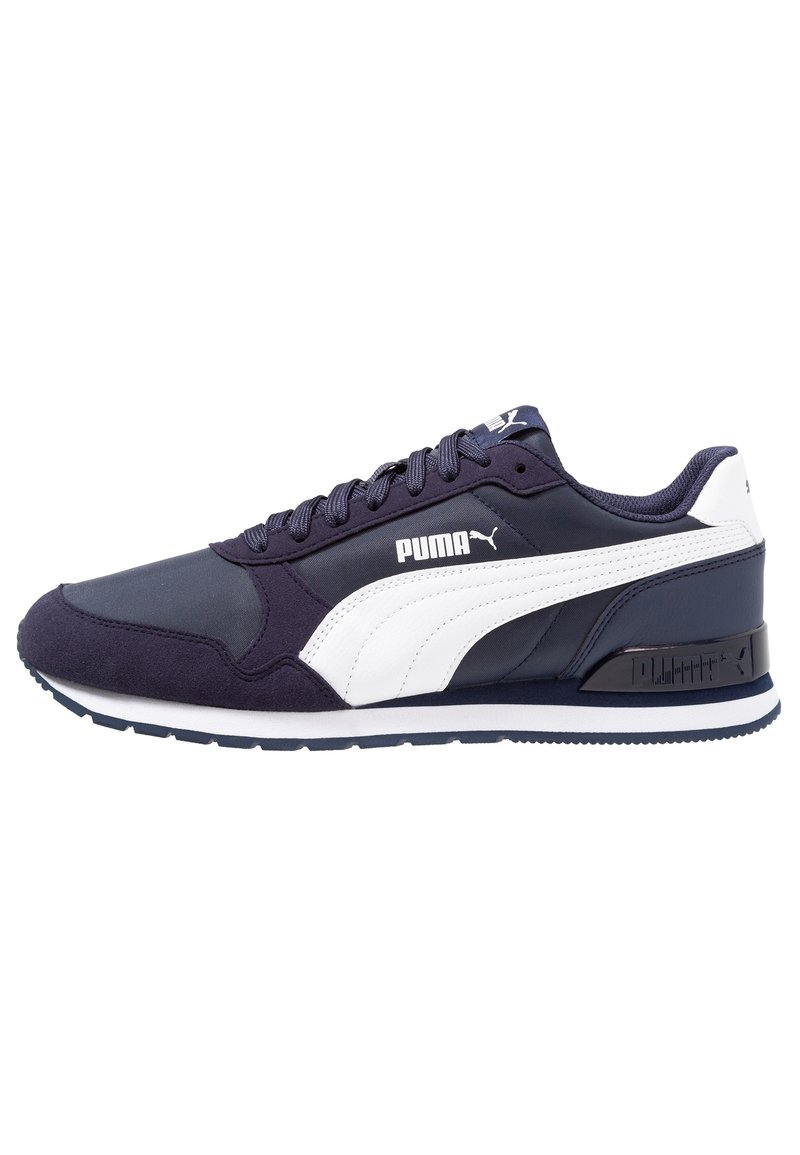 Baskets bleu marine avec accents blancs, présentant une combinaison de matériaux lisses et texturés, une languette en mesh et un col rembourré.