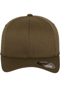 Casquette vert olive avec une structure solide, visière légèrement courbée et tissu texturé. Elle présente un petit trou de ventilation rond de chaque côté.