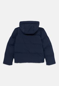 Marineblå pufferjakke med hette, med en boksaktig design, quiltet tekstur og cropped hem. Glatt stoff med tonale sømmer.