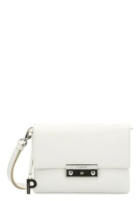 Weiße Leder-Crossbody-Tasche mit strukturiertem Finish, silberner Hardware, Druckknopfverschluss und abnehmbarem Tragegurt mit einem Schlüsselanhänger-Akzent.