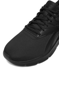 Mustad võimlemisjalats, valmistatud võrgust ja sünteetilistest materjalidest. Omaduseks paelaga kinnitussüsteem, pehmendusega krae ja tekstuuriga kummist tallad.