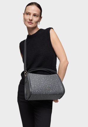 Bolso gris con diseño estructurado, patrón en relieve y detalles en cuero liso. Correa ajustable y detalle de logo dorado en el frente.