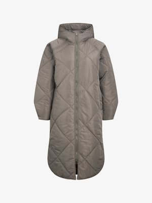 Dlhý, šedý zateplený kabát so zipsom, diamantovým prešívaním a kapucňou. Má hladký povrch a bočné švíkové vrecká.