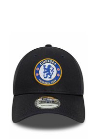 Schwarze verstellbare Baseballcap mit einem gestickten Logo des Chelsea Football Club in Blau, Weiß und Gold. Glattes Material mit strukturiertem Schirm.