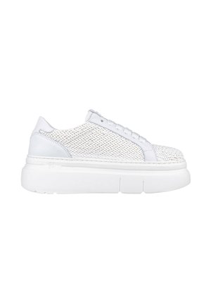 Sneaker bianco con tomaia in rete, dettagli in pelle liscia e una spessa suola piattaforma bianca. Presenta un semplice sistema di allacciatura e un design minimalista.
