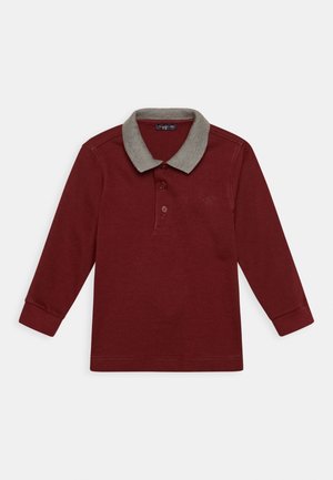 Langærmet bordeaux polo med grå krave og tre knapper på stolpen, vist fladt på hvid baggrund.
