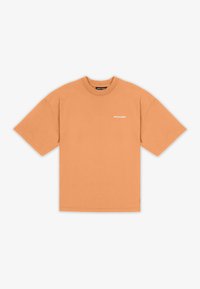 Camiseta de cuello redondo de manga corta en color naranja liso, con pequeño logo blanco "PEGADOR" en el lado izquierdo del pecho.