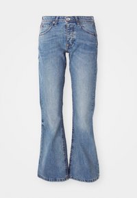 Lys blå utsvingte jeans laget av denim. Har glidelås og knappeåpning, frontlommer, og subtil fading, med en rett ben design.