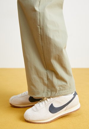 Nike Sportswear CORTEZ VINTAGE SUEDE - Zapatillas - summit white/black/muslin/med brown