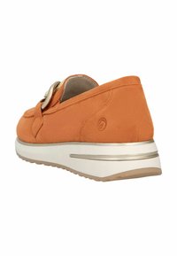 Oranje suede instapschoen met een ronde neus, voorzien van een decoratieve metalen accent en een witte zool met een gouden streep.