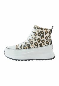 Wysokie sneakersy z górną częścią z tkaniny w wzór lamparta, białą gumową platformą oraz czarną teksturowaną podeszwą. Białe sznurówki dopełniają projekt.