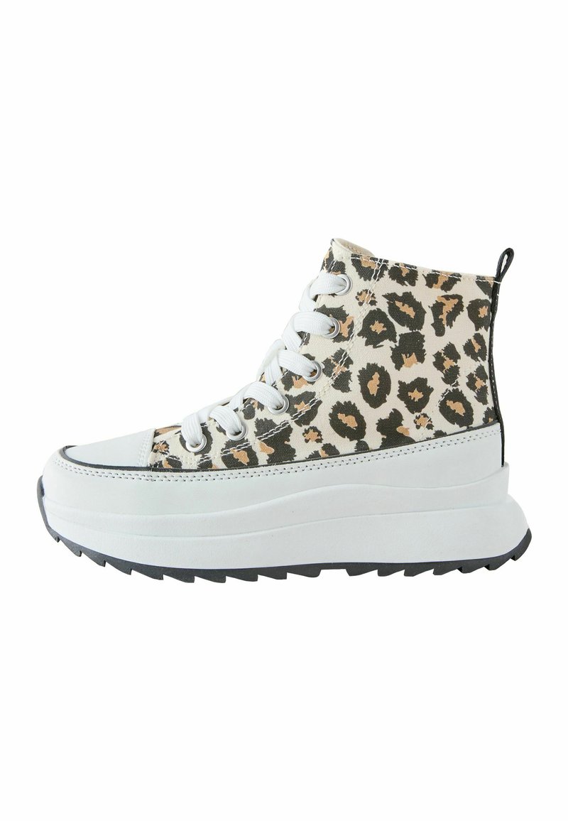 Wysokie sneakersy z górną częścią z tkaniny w wzór lamparta, białą gumową platformą oraz czarną teksturowaną podeszwą. Białe sznurówki dopełniają projekt.